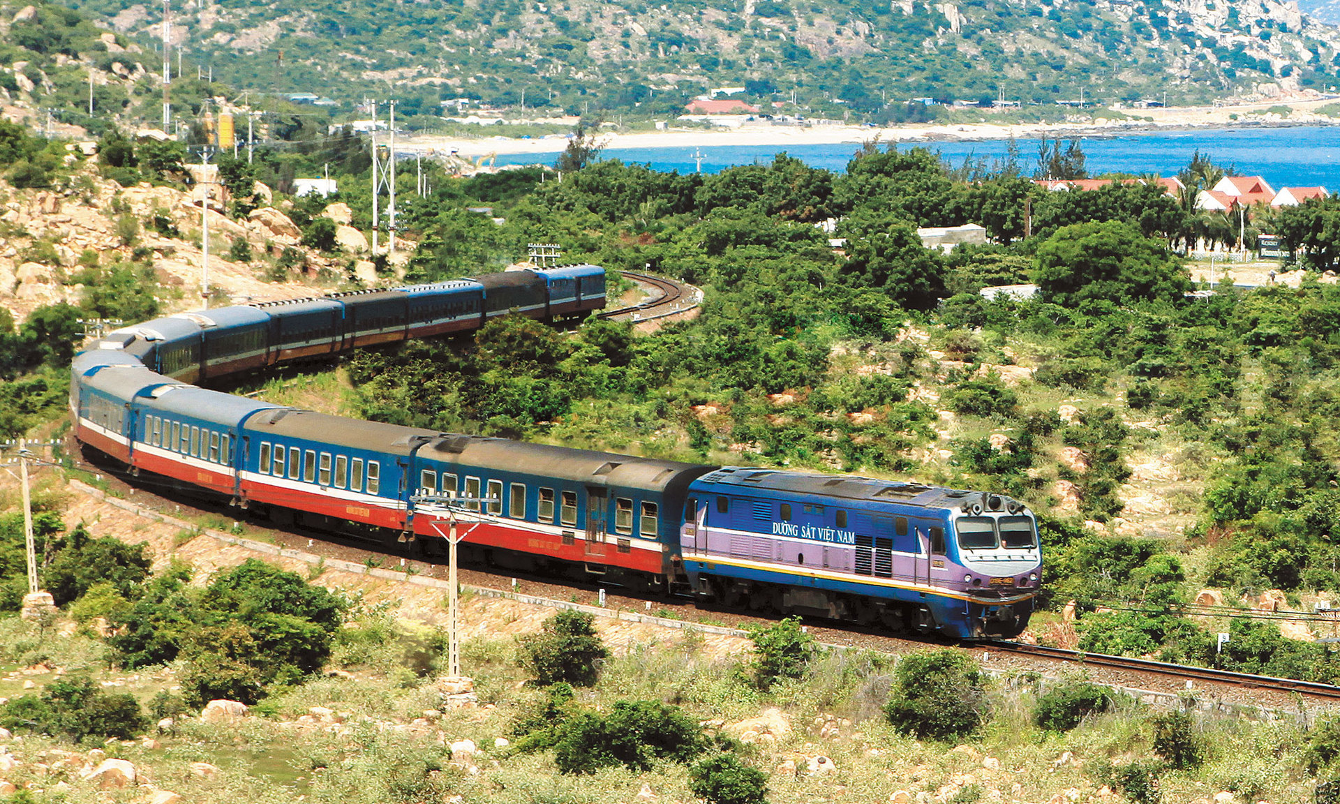 TRAIN TRAVEL IN VIETNAM